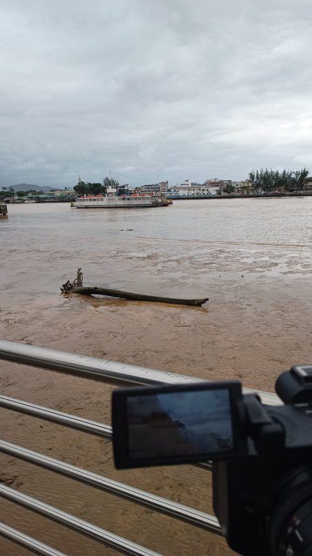 ferry boat à deriva em Itajaí