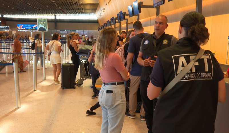 Pessoas em filas para guichês de aeroporto