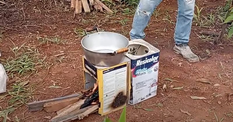 Fogão à lenha com latas de tinta