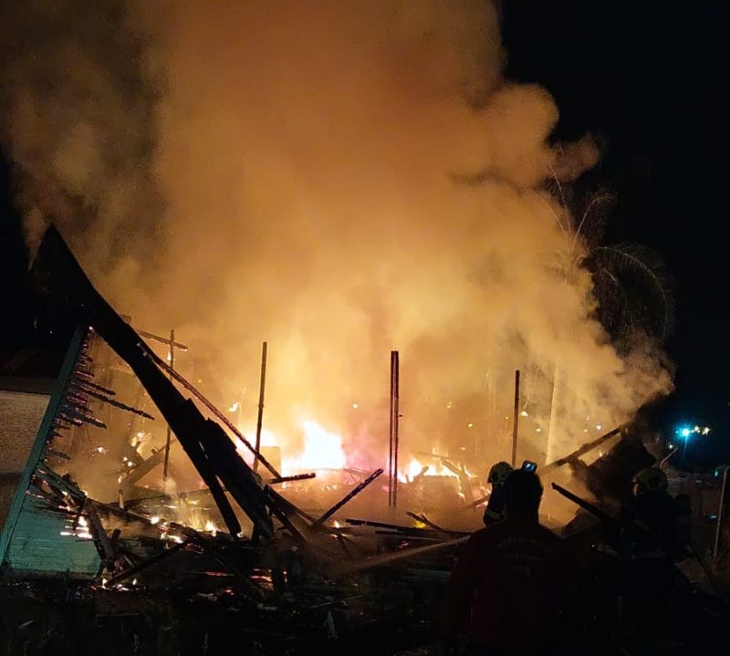 Fogo consome barracão de madeireira em Lages 