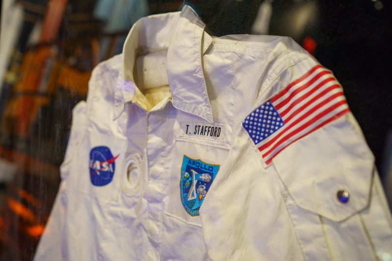 É possível ver de perto objetos históricos no Space Adenture – Foto: Grupo Oceanic/Divulgação