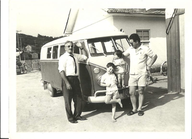 Franklin (de gravata, à esquerda) posa ao lado da Kombi e conhecidos, em 1971. &#8211; Foto: Arquivo Pessoal de Franklin Cascaes/Divulgação