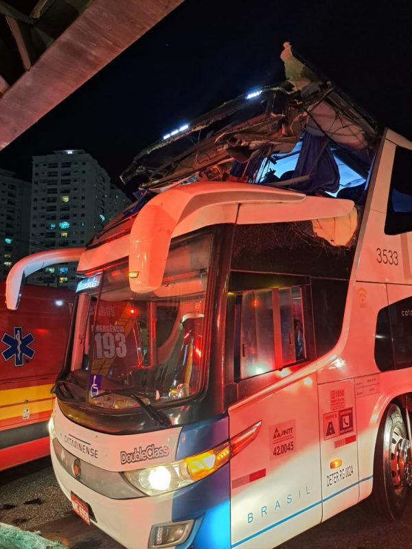 Imagem mostra parte de cima do ônibus destruída após batida em viaduto de Itapema