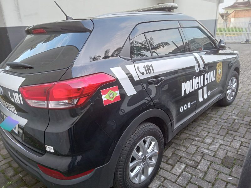 Foto da viatura da Polícia Civil que detalha como funcionária furtou 104 vezes a empresa que trabalhava, em Joinville, e foi condenada a oito anos e quatro meses de prisão