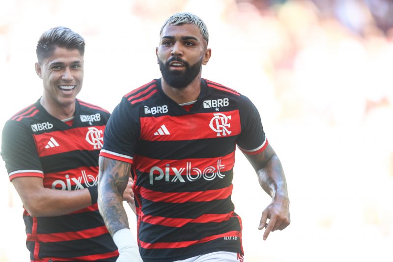 Gabigol corre ao lado de Luiz Araújo durante jogo do Flamengo