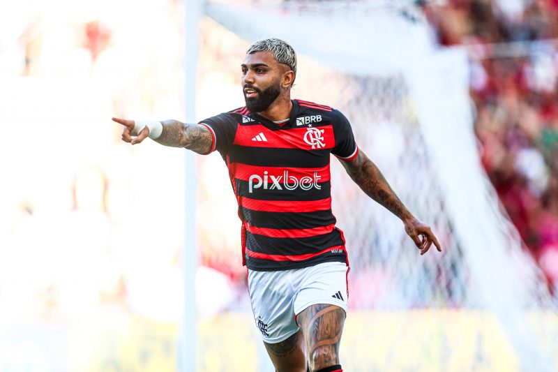 Gabigol aponta durante jogo do Flamengo no Maracanã