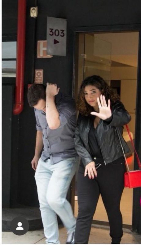 Camila é flagrada saindo de motel 