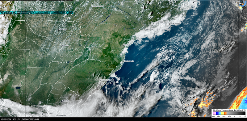 Imagem do satélite mostra forte presença de nuvens no Litoral Norte de SC