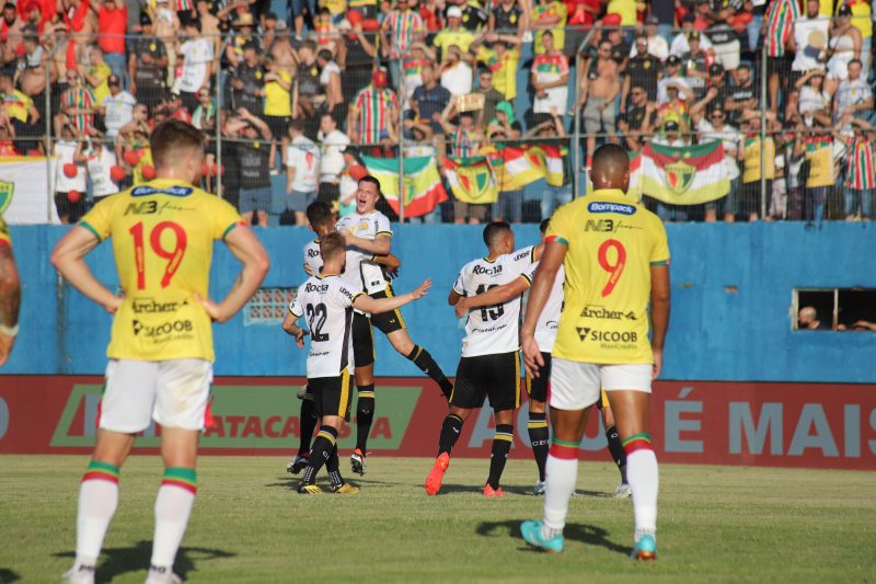 Jogadores do Criciúma comemoram um dos gols na final do Catarinense