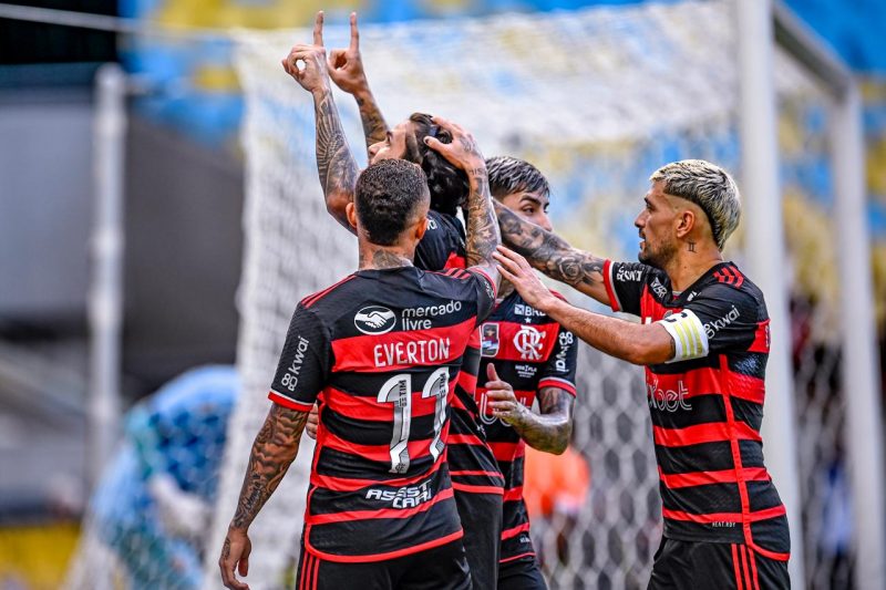 Flamengo coloca "uma mão" na taça no RJ