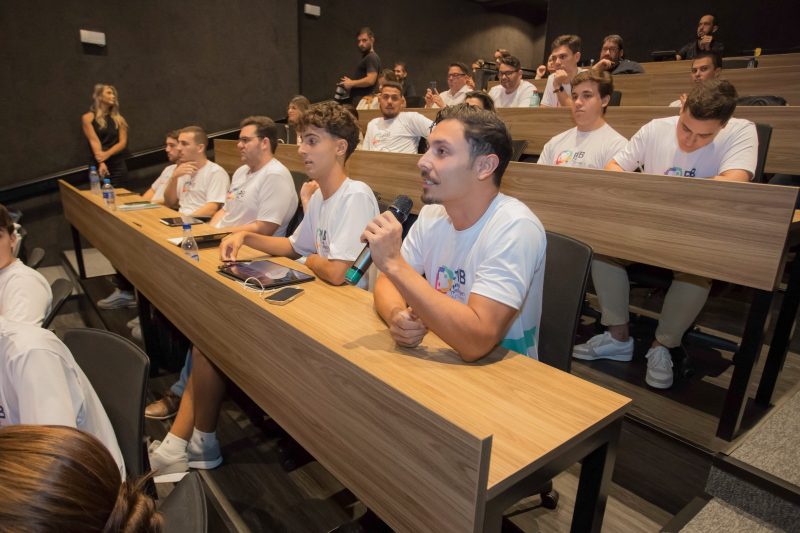 Aluno da graduação assiste aula