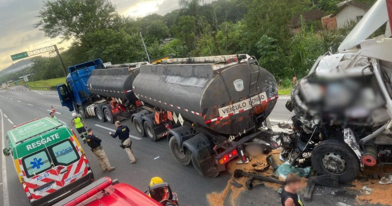 Acidente deixou um motorista gravemente ferido nesta terça-feira (12), em Garuva - Foto: Reprodução/ND