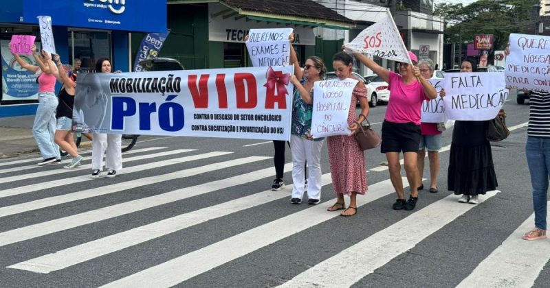 Pacientes oncológicas fazem manifestação com cartazes e faixas sobre a falta de medicamentos em hospital de Joinville