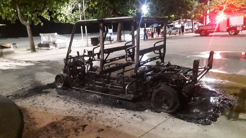 Quadriciclo destruído após ser consumido por incêndio na praça Almirante Tamandaré, em Balneário Camboriú, durante a madrugada