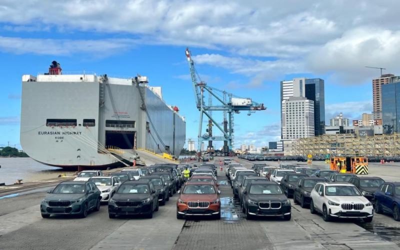 Carros sendo desembarcados no Porto de Itajaí