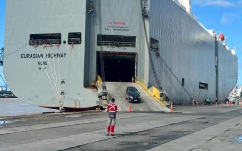 Carro sendo desembarcado no Porto de Itajaí em operação Roll On Roll Off