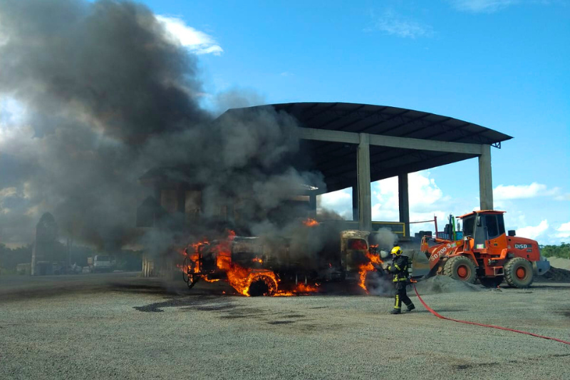 Caminhão ficou completamente destruído em incêndio registrado no bairro Sangão, em Criciúma.