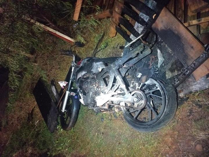 Moto foi consumida em incêndio