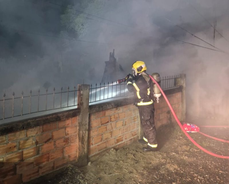 Moradora é encontrada desacordada e caída atrás de casa em chamas em Lages