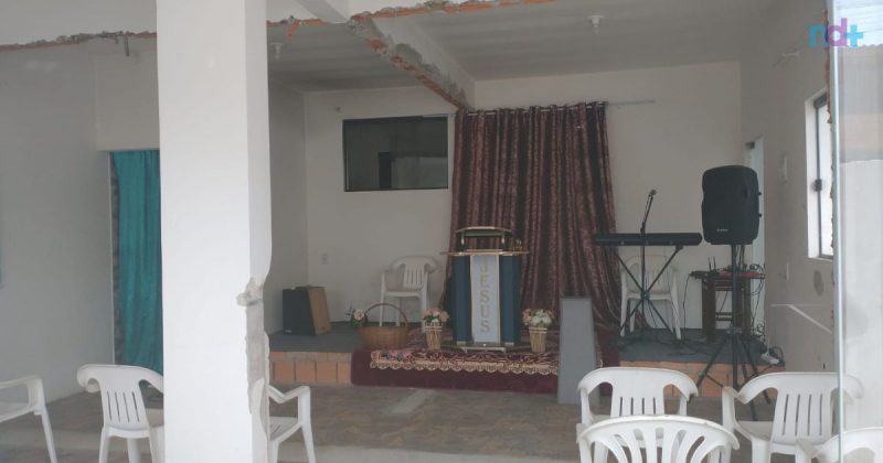 Imagem mostra igreja intacta após incêndio que destruiu casa em Camboriú; fogo se alastrou por casa que fica atrás do templo