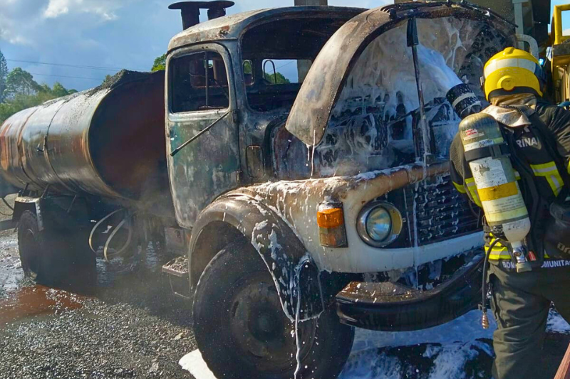 Caminhão ficou completamente destruído em incêndio registrado no bairro Sangão, em Criciúma.