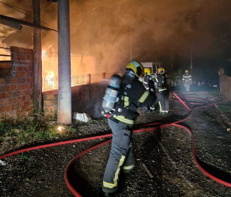 Moradora é encontrada desacordada e caída atrás de casa em chamas em Lages