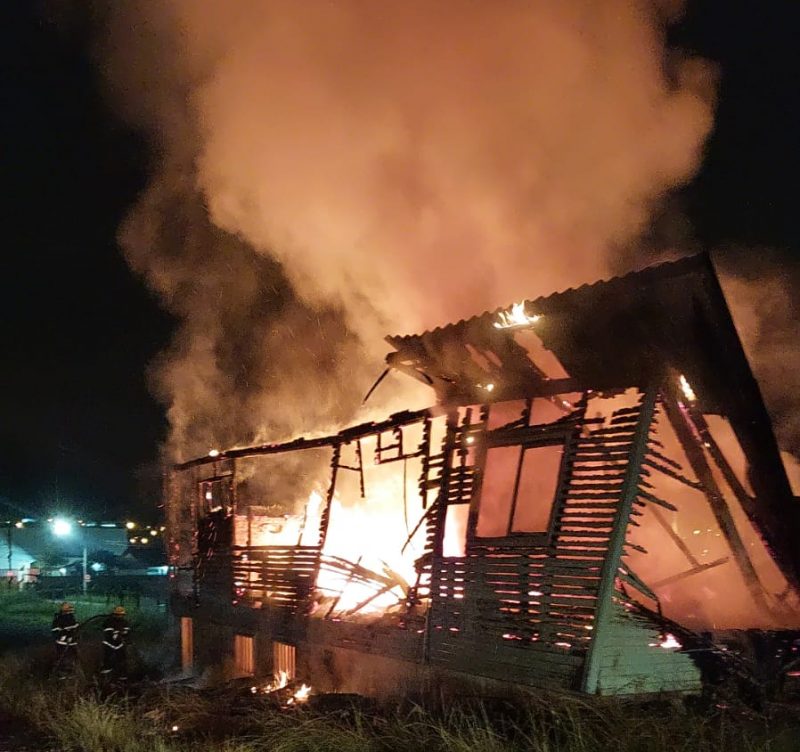 Fogo consome barracão de madeireira em Lages 