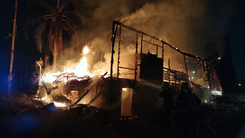 Fogo atinge barracão de madeireira em Lages 