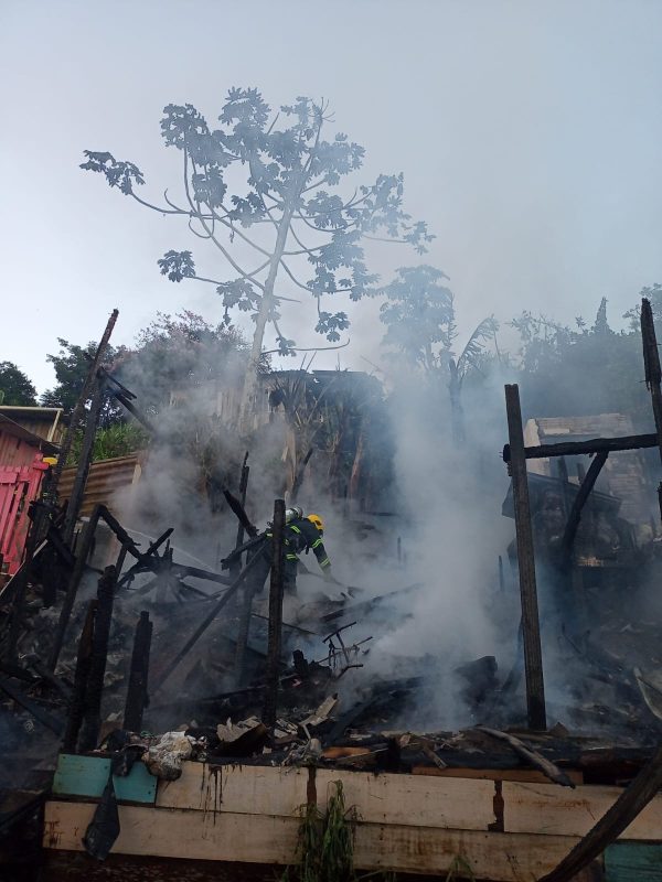 Restos das casas incendiadas