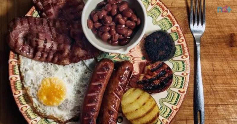 Imagem mostra Irish Breakfast, café da manhã que parece almoço, mas é café da manhã tradicional da Irlanda