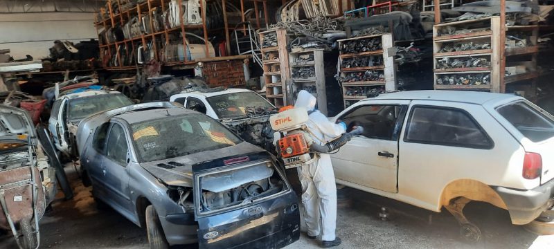 Imagem mostra servidor atuando no combate à dengue em ferro velho de Itajaí