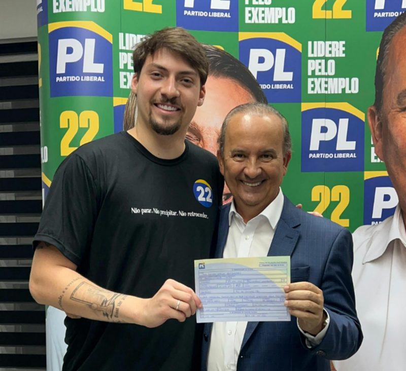 Jair Renan Bolsonaro, ao lado do governador Jorginho Mello, assinou filiação ao PL - Foto: Reprodução/Instagram