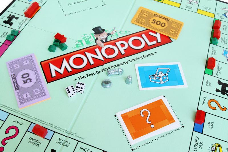 "Monopoly" é um exemplo de jogo para aprender sobre finanças