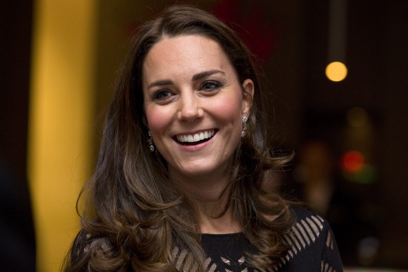 Kate Middleton faz aparição em loja ao lado do príncipe William, no sábado (16) e afasta rumores de saúde