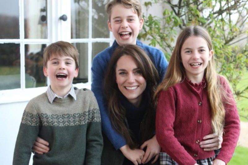 Kate Middleton posa sorridente com os filhos George, Charlotte e Louis