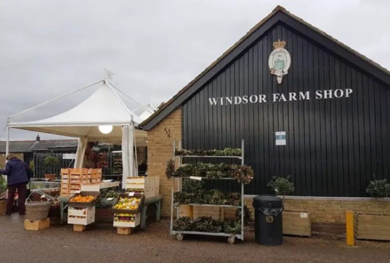 Kate Middleton visitou loja Windsor Farmer Shop e fez compras no sábado