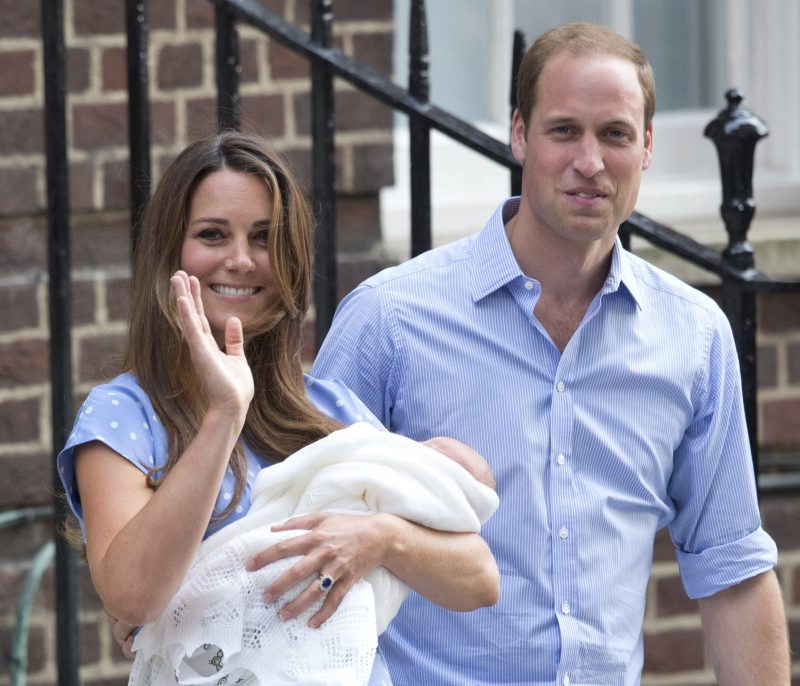 William e Kate na porta do hospital após o nascimento do Príncipe George, em 2013