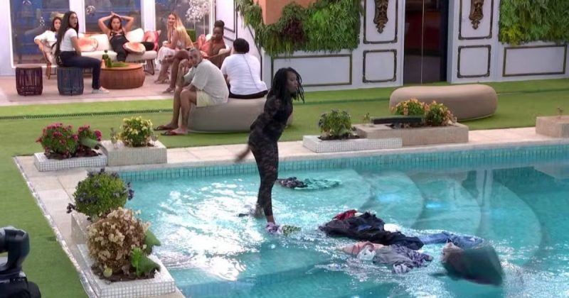 Leidy Elin joga as roupas de Davi na piscina do BBB 24