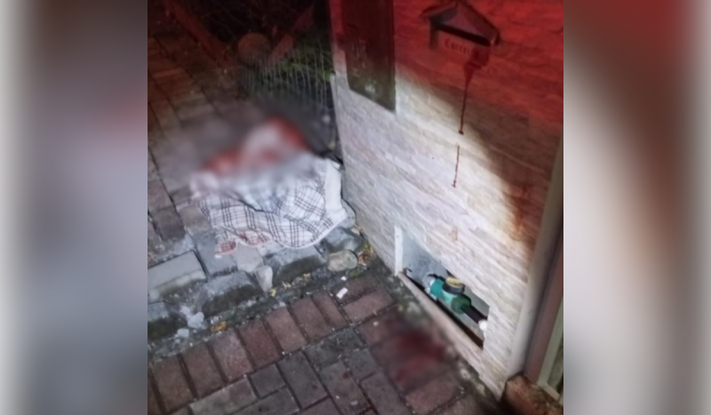 Lençol jogado no chão sujo de sangue após tentativa de homicídio em SC