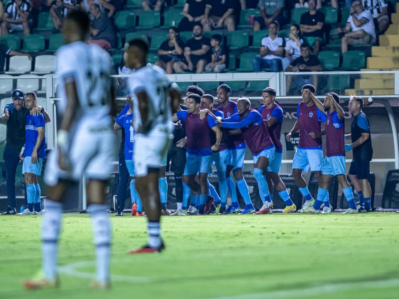 Jogadores do Barra comemoram um dos gols da partida