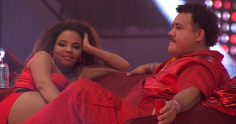 Pitel e Lucas Henrique trocam carinhos em festa do BBB 24