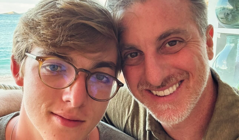 Luciano Huck e o filho Joaquim - Na foto, dois homens brancos com subtom de pele rosado.