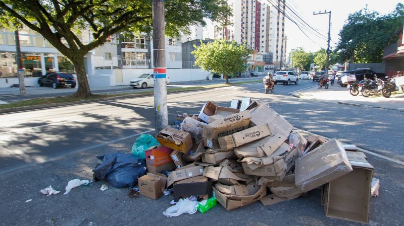 Foto mostra várias caixas de papelão e sacos de lixo jogados no chão para ilustrar matéria sobre mudança na coleta de lixo em Florianópolis por causa da greve dos servidores