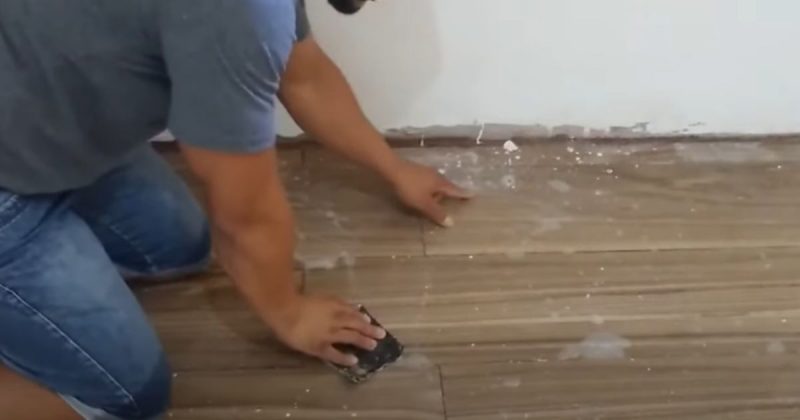 Pedreiro ensina a remover manchas de tinta do piso