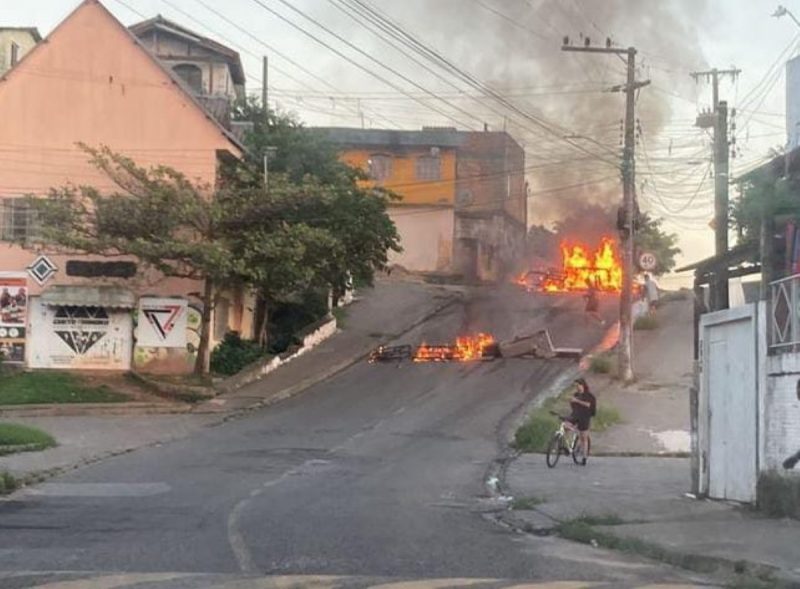 Manifestação ocorreu na rua Joaquim Nabuco nesta terça (12), e travou o trânsito em Florianópolis