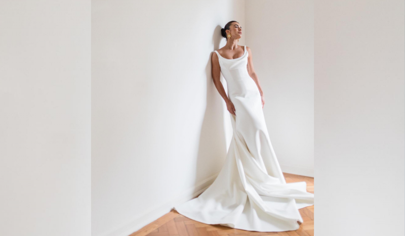 Mariana Saad - Foto mostra mulher branca com vestido de noiva branco, encostada na parede