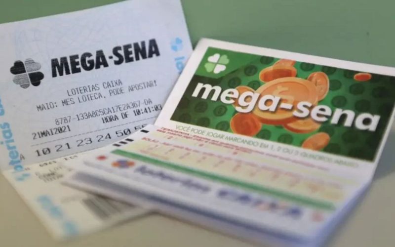 Resultado da Mega-Sena: volante de aposta e comprovante distribuídos em mesa 