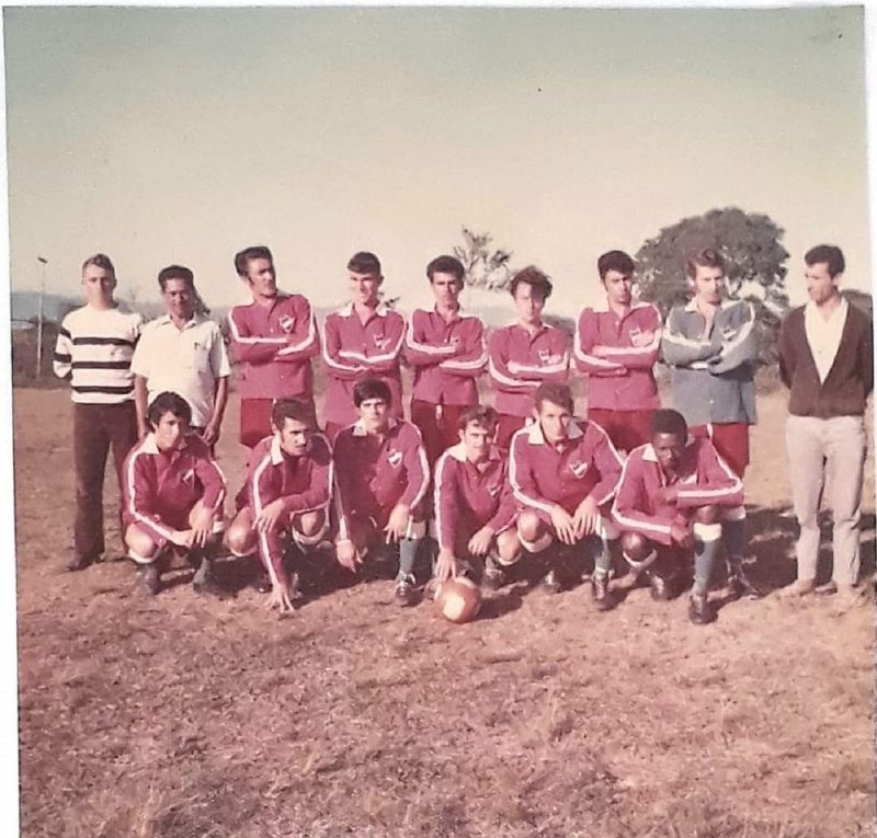 Time do Bandeirantes no ano de 1970, no seu campo que ficava na beira da BR 101 depois do Trevo de Barreiros, em S&atilde;o Jos&eacute;. Bons jogos e festivais foram realizados nessa pra&ccedil;a esportiva. Em p&eacute;: Ponciano (treinador), Nivaldo, Jair, Jacinto, Jo&atilde;ozinho, Ded&eacute;, Irani e Altino. Agachados: Pinga, Itamar, Ademir, Tainha e Irineu. – Foto: (Acervo Irani Valente Vieira/Arquivo ND)