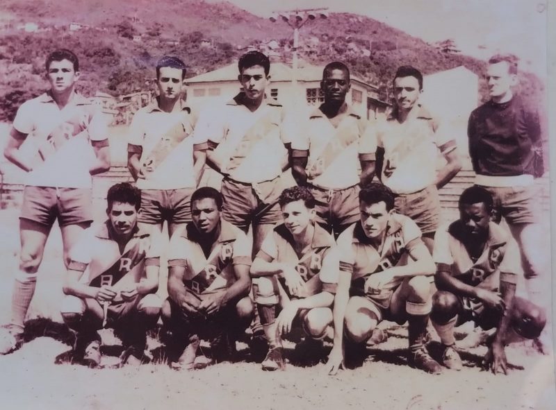 Na foto de 1996, o time da Remington Rand (sim, aquela marca antiga de m&aacute;quinas de escrever ) no Torneio do Com&eacute;rcio, disputado no antigo e saudoso est&aacute;dio Adolfo Konder, em Florian&oacute;polis. Em p&eacute;: Orival Meira (ex-presidente do Figueirense), Manga (filho do senhor Virg&iacute;lio Tavares, da Confeitaria Chiquinho, que marcou &eacute;poca na cidade), Leodolino, Edu, An&iacute;sio e Jaime Mata Gato (ex-goleiro do Ava&iacute; e pai da KK Di Paula, diretora de relacionamentos do Le&atilde;o da Ilha). Agachados: Orlando, Walter, Maury Dal Grande Borges (escritor, jornalista e historiador), Toninho e Eduzinho. – Foto: Maury Borges/acervo pessoal/ND