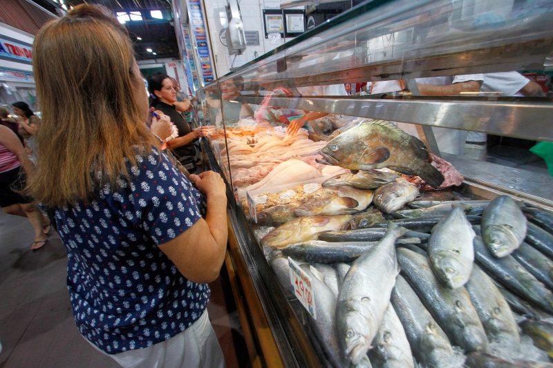 Moradores da Capital se antecipam na busca dos pescados que serão servidos na sexta-feira &#8211; Foto: LEO MUNHOZ/ND